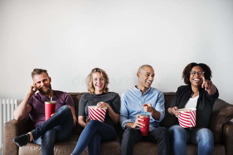Gruppe Freunde, die einen aufpassenden Film der schönen Zeit haben lizenzfreie stockfotos Gruppe Freunde, die einen aufpassenden Film der schönen Zeit haben lizenzfreie stockfotos