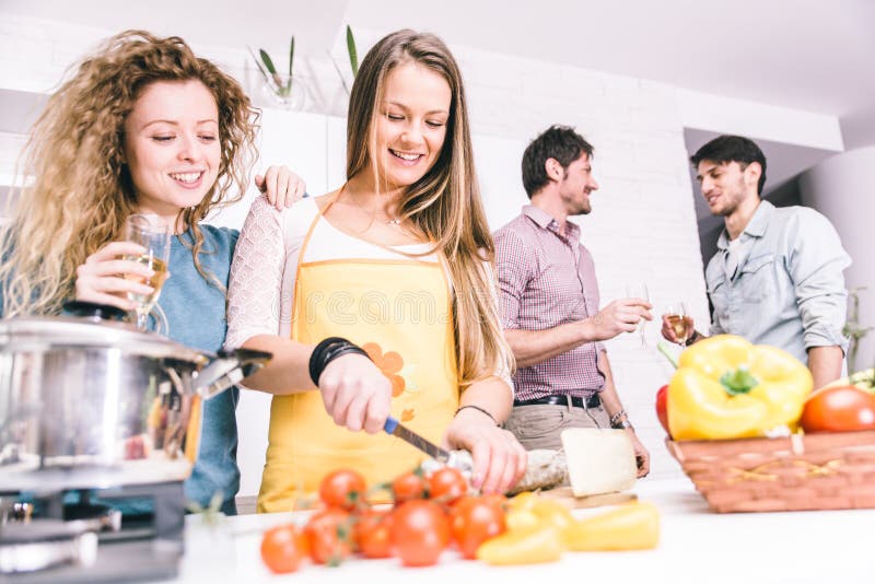 Gruppe Freunde, Die Zu Hause Kochen, Um Zu Abend Zu Essen ...