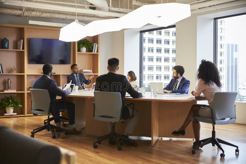 Gruppe Geschäfts-Fachleute, die um Tabelle im modernen Büro sich treffen stockfotografie Gruppe Geschäfts-Fachleute, die um Tabelle im modernen Büro sich treffen stockfotografie
