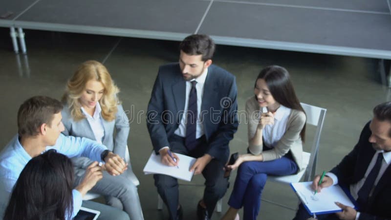 Gruppe Geschäftsleute, die Mischungs-Rennwirtschaftler Team Brainstorming Meeting zusammenarbeiten