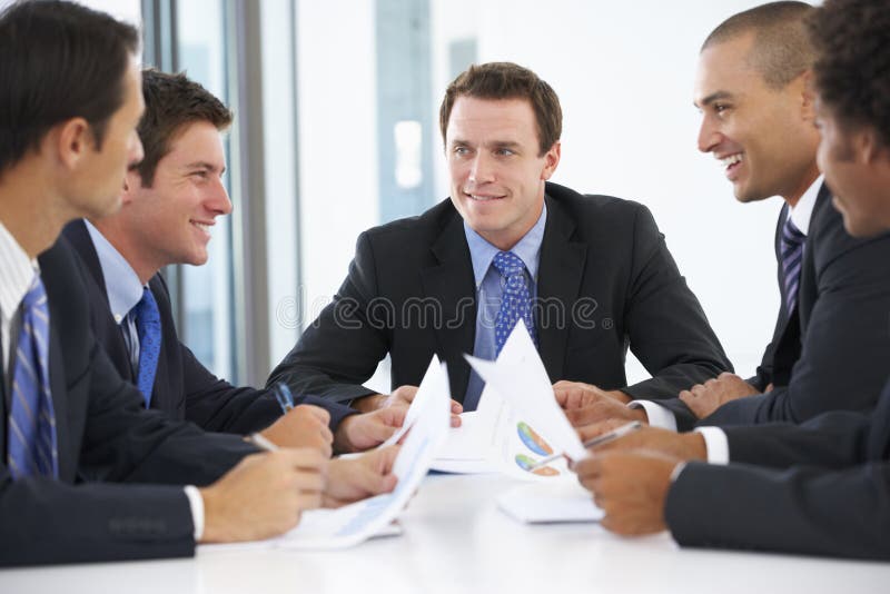 Gruppe Geschäftsmänner, die Sitzung im Büro haben stockbild Gruppe Geschäftsmänner, die Sitzung im Büro haben stockbild