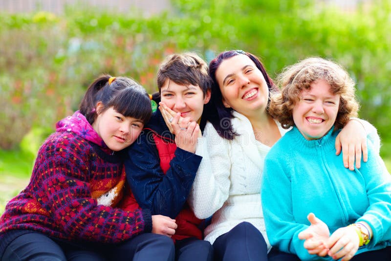 Gruppe glückliche Frauen mit der Unfähigkeit, die Park des Spaßes im Frühjahr hat stockfoto Gruppe glückliche Frauen mit der Unfähigkeit, die Park des Spaßes im Frühjahr hat stockfoto