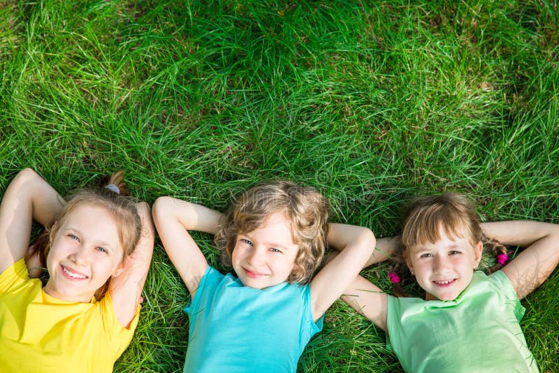 Gruppe glückliche Kinder, die draußen spielen stockfotos Gruppe glückliche Kinder, die draußen spielen stockfotos