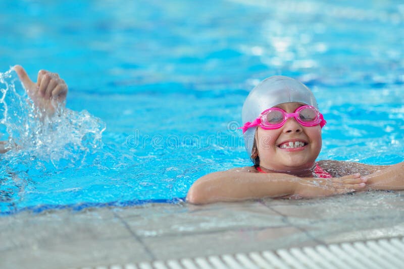 Gruppe glückliche Kinderkinder am Swimmingpool lizenzfreie stockbilder