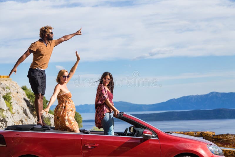 Gruppe glückliche Menschen im roten konvertierbaren Auto stockfotos Gruppe glückliche Menschen im roten konvertierbaren Auto stockfotos
