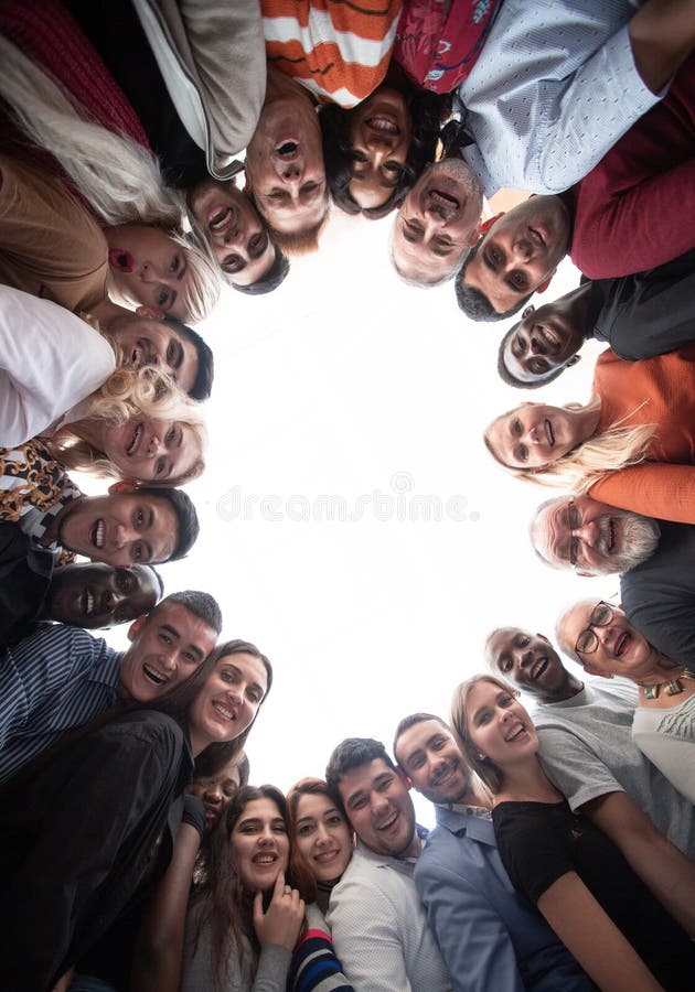 Gruppe Happy Internationale Menschen, die im Kreis stehen stockfotos