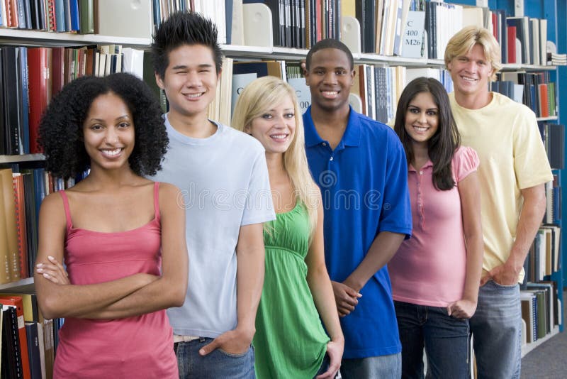 Gruppe Hochschulstudenten in der Bibliothek stockfotografie Gruppe Hochschulstudenten in der Bibliothek stockfotografie