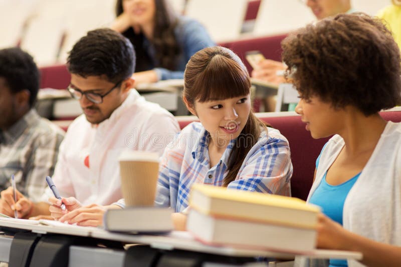 Gruppe internationale Studenten, die auf Vortrag sprechen lizenzfreie stockfotos Gruppe internationale Studenten, die auf Vortrag sprechen lizenzfreie stockfotos