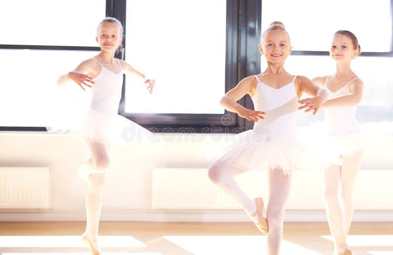 Gruppe junge Ballerinen, die Pirouetten üben stockbild Gruppe junge Ballerinen, die Pirouetten üben stockbild