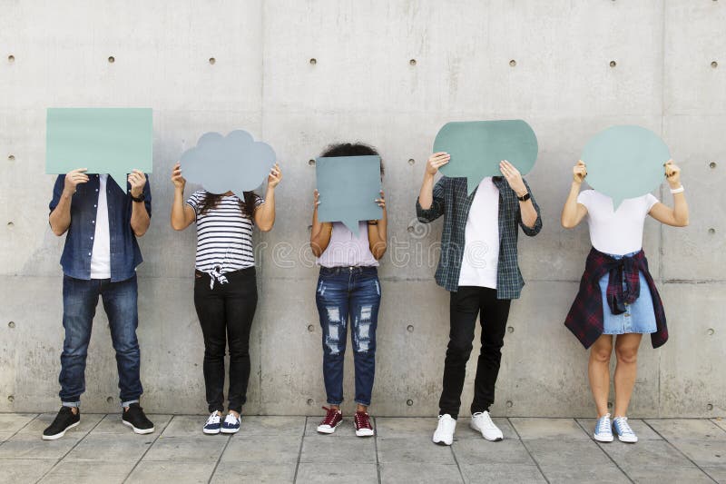 Gruppe junge Erwachsenen, die draußen leeres Plakat copyspace t halten