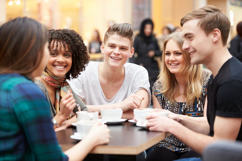 Gruppe junge Freunde, die im Café sich treffen
