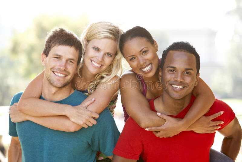 Gruppe junge Freunde, die Spaß zusammen haben stockbild Gruppe junge Freunde, die Spaß zusammen haben stockbild