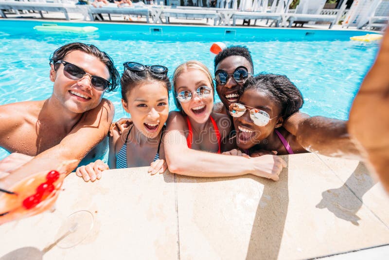 Gruppe junge glückliche multiethnische Leute, die selfie in der Schwimmen nehmen lizenzfreie stockfotos Gruppe junge glückliche multiethnische Leute, die selfie in der Schwimmen nehmen lizenzfreie stockfotos