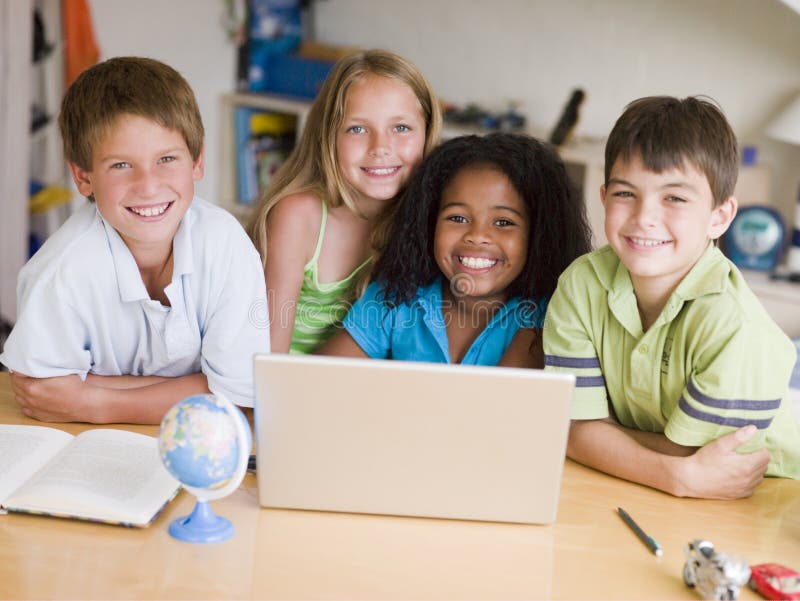 Gruppe junge Kinder, die ihre Heimarbeit tun stockfotografie Gruppe junge Kinder, die ihre Heimarbeit tun stockfotografie