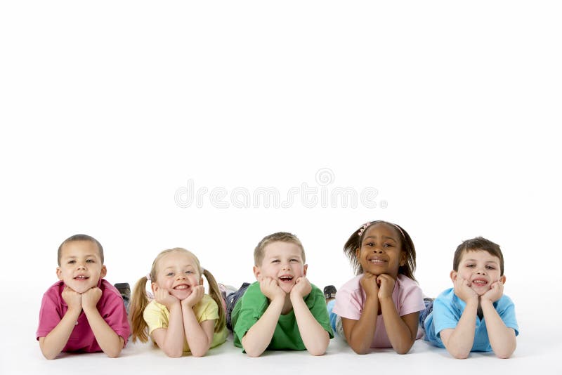 Gruppe junge Kinder im Studio stockbild Gruppe junge Kinder im Studio stockbild