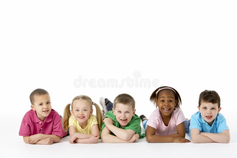 Gruppe junge Kinder im Studio lizenzfreie stockfotos Gruppe junge Kinder im Studio lizenzfreie stockfotos