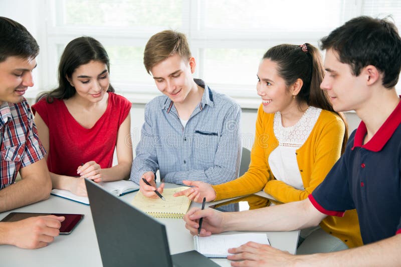 Gruppe junge Kursteilnehmer lizenzfreie stockbilder Gruppe junge Kursteilnehmer lizenzfreie stockbilder