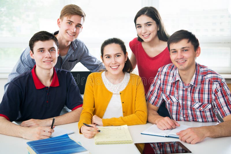 Gruppe junge Kursteilnehmer stockbild Gruppe junge Kursteilnehmer stockbild