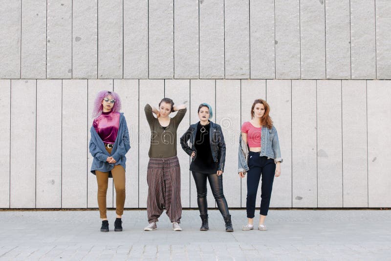Gruppe junge kühle Frauen mit verschiedenen Arten stockbild Gruppe junge kühle Frauen mit verschiedenen Arten stockbild
