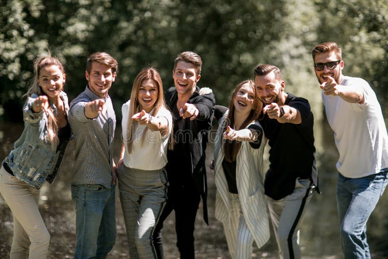 Gruppe junge Leute, die auf Sie zeigen lizenzfreie stockbilder Gruppe junge Leute, die auf Sie zeigen lizenzfreie stockbilder