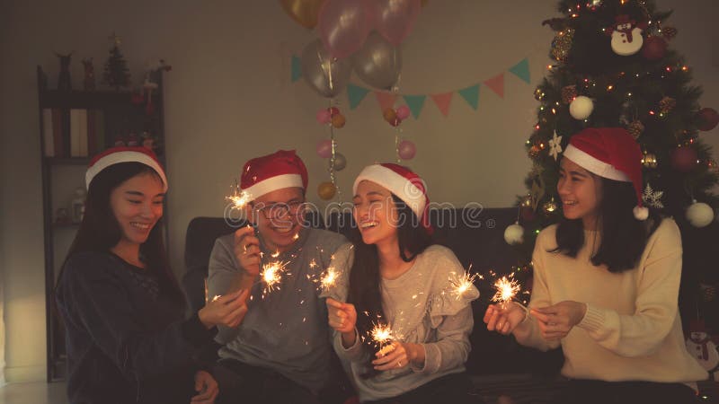 Gruppe junge Leute, die Weihnachtsfest feiern stockbilder Gruppe junge Leute, die Weihnachtsfest feiern stockbilder