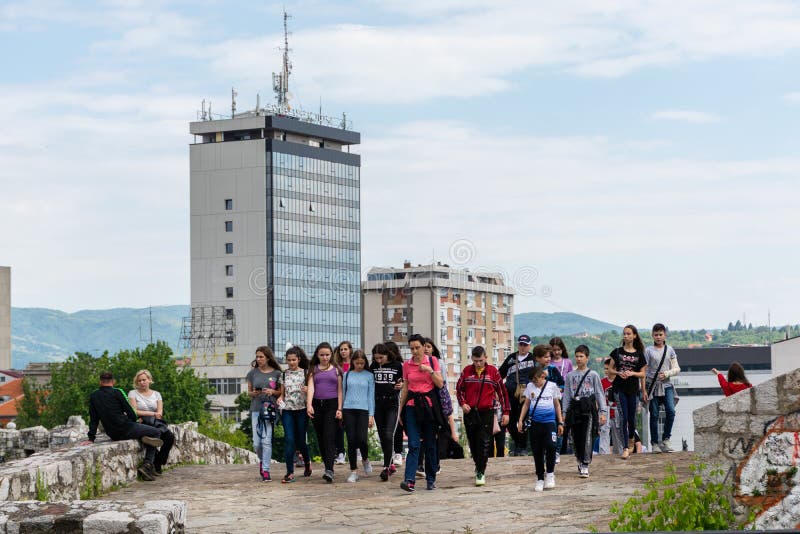Gruppe junge Leute mit der Reisef?hrerfrau auf einem Sightseeing-Tour alte mittelalterliche Festung in der Stadt von Nis, Serbien stockbilder Gruppe junge Leute mit der Reisef?hrerfrau auf einem Sightseeing-Tour alte mittelalterliche Festung in der Stadt von Nis, Serbien stockbilder