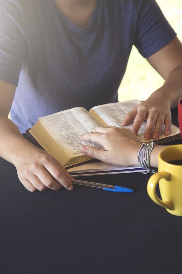 Gruppe junge Leute, welche draußen die Bibel zusammen studieren stockbilder Gruppe junge Leute, welche draußen die Bibel zusammen studieren stockbilder