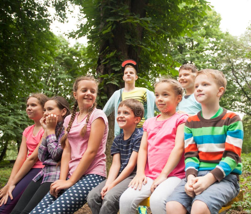 Gruppe Kinder auf einer Parkbank stockfotos Gruppe Kinder auf einer Parkbank stockfotos