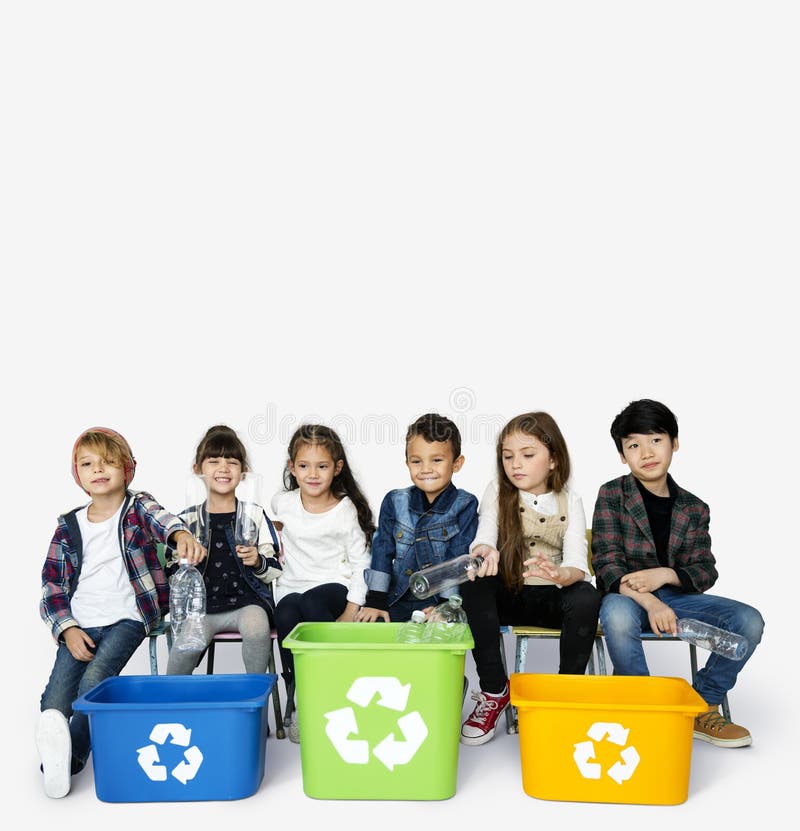 Gruppe Kinder Die Abfall Mit Recycling Symbol Auf Weissem Blackgr Halten Stockbild Bild Von Blackgr Symbol