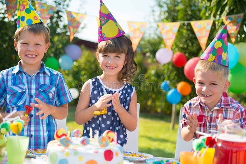 Gruppe Kinder, die Spaß an der Geburtstagsfeier haben stockfotografie Gruppe Kinder, die Spaß an der Geburtstagsfeier haben stockfotografie