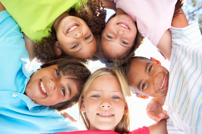 Gruppe Kinder, die unten Kamera untersuchen lizenzfreies stockfoto