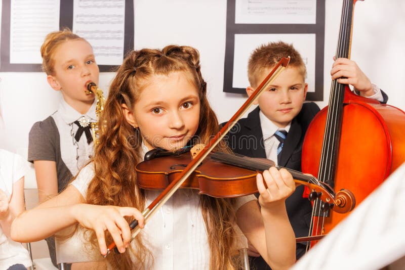 Gruppe Kinder, die zusammen Musikinstrumente spielen lizenzfreie stockfotos Gruppe Kinder, die zusammen Musikinstrumente spielen lizenzfreie stockfotos
