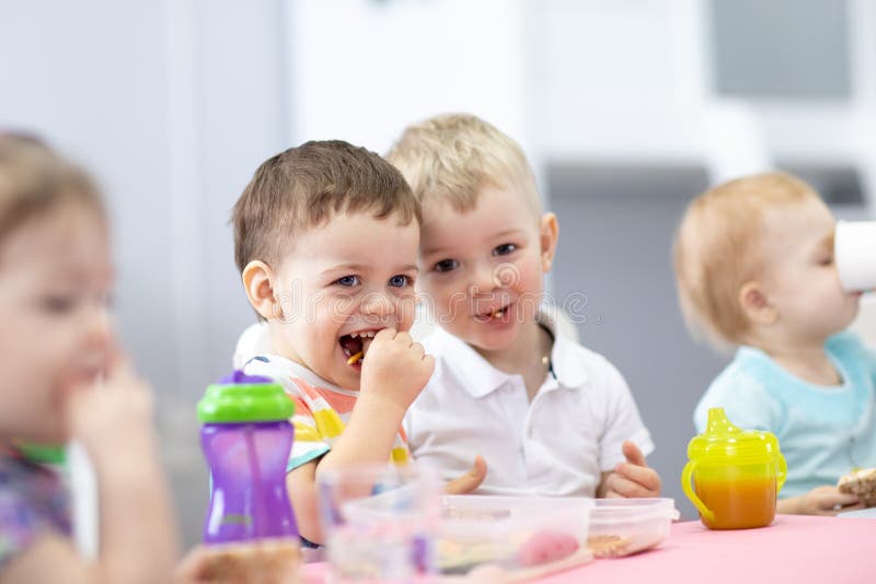 Gruppe Kinder essen im Kindergarten zu Mittag