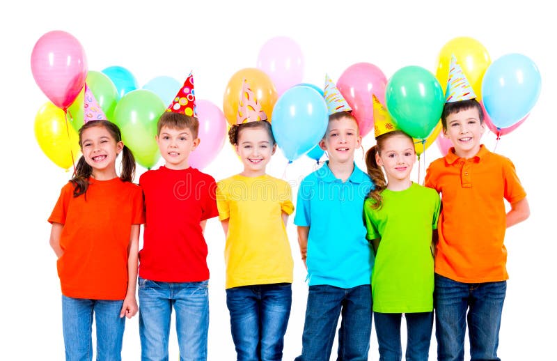 Gruppe Kinder in farbigen T-Shirts und in Parteihüten stockbild Gruppe Kinder in farbigen T-Shirts und in Parteihüten stockbild
