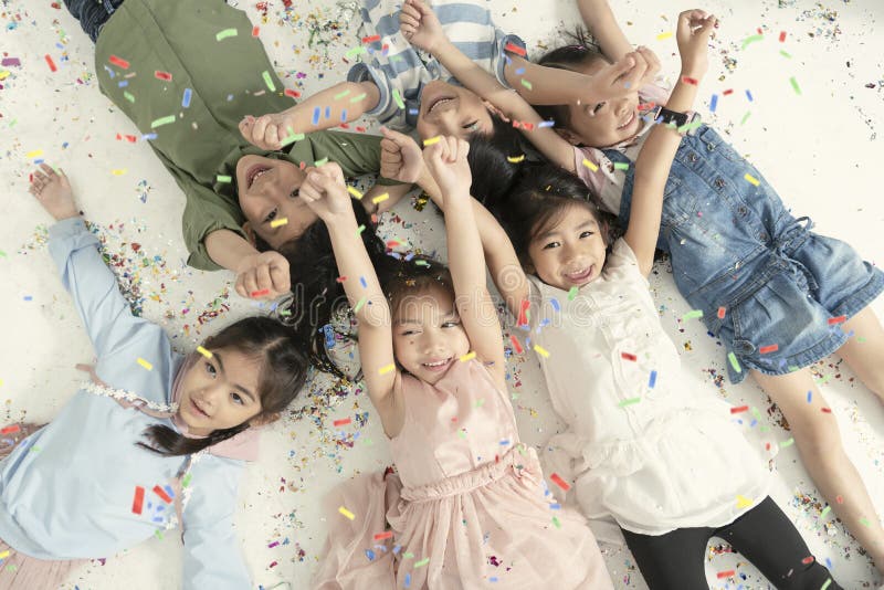Gruppe Kinder feiern Weihnachts- und guten Rutsch ins Neue Jahr-Partei lizenzfreies stockbild Gruppe Kinder feiern Weihnachts- und guten Rutsch ins Neue Jahr-Partei lizenzfreies stockbild
