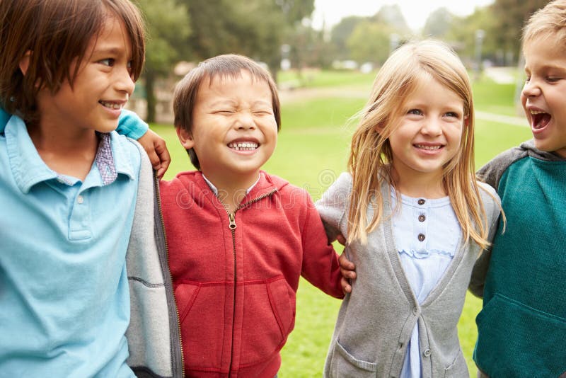 Gruppe Kleinkinder, die heraus im Park hängen stockfoto Gruppe Kleinkinder, die heraus im Park hängen stockfoto