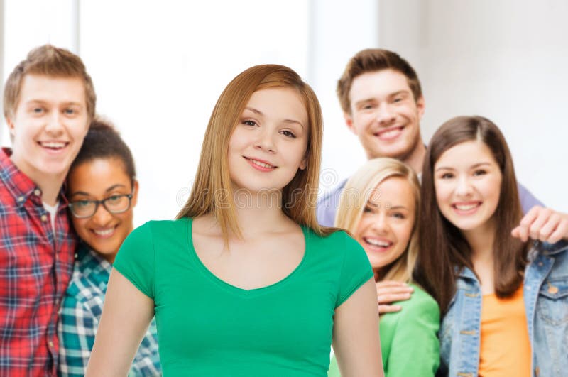 Gruppe Lächelnde Jugendliche über Klassenzimmer Stockbild Bild Von