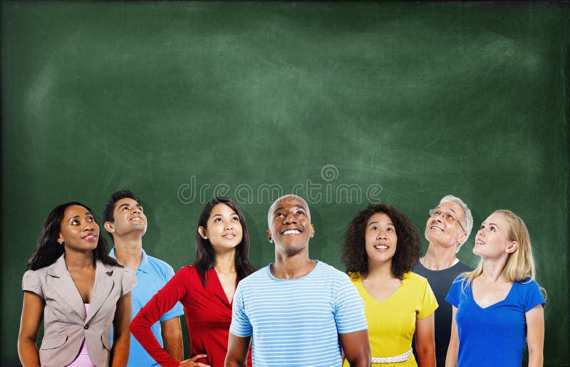Gruppe multiethnische Studenten, die oben mit Tafel schauen stockfotos Gruppe multiethnische Studenten, die oben mit Tafel schauen stockfotos