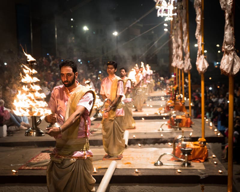 Gruppe Priester, die Aarti - hindisches religiöses Ritual von wo durchführen lizenzfreies stockbild Gruppe Priester, die Aarti - hindisches religiöses Ritual von wo durchführen lizenzfreies stockbild