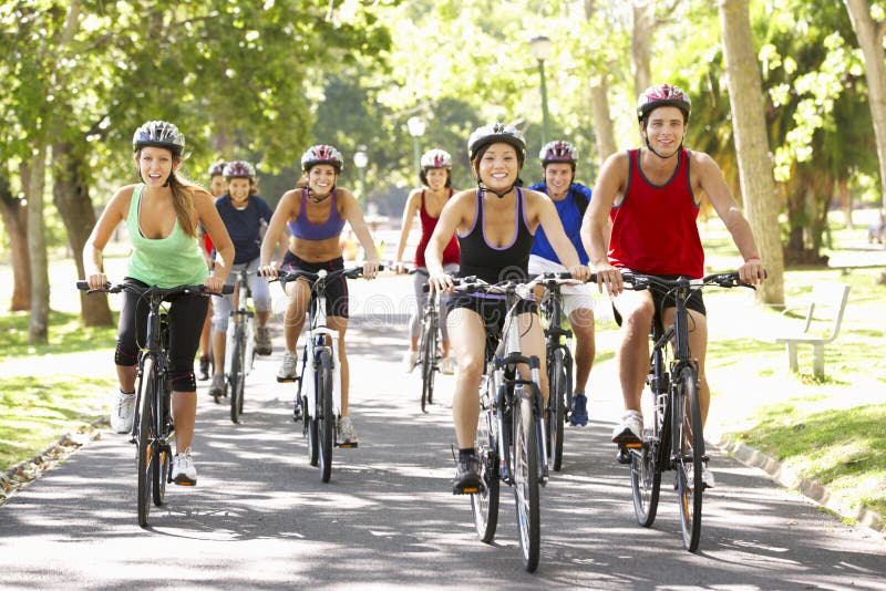 Gruppe Radfahrer auf Zyklus-Fahrt durch Park lizenzfreie stockfotografie Gruppe Radfahrer auf Zyklus-Fahrt durch Park lizenzfreie stockfotografie