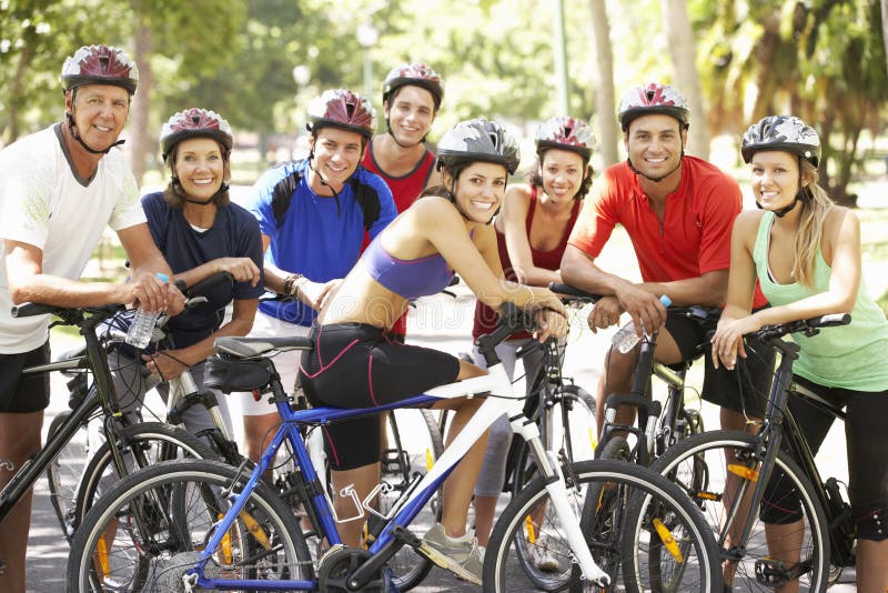 Gruppe Radfahrer, die während der Zyklus-Fahrt durch Park stillstehen stockbilder Gruppe Radfahrer, die während der Zyklus-Fahrt durch Park stillstehen stockbilder
