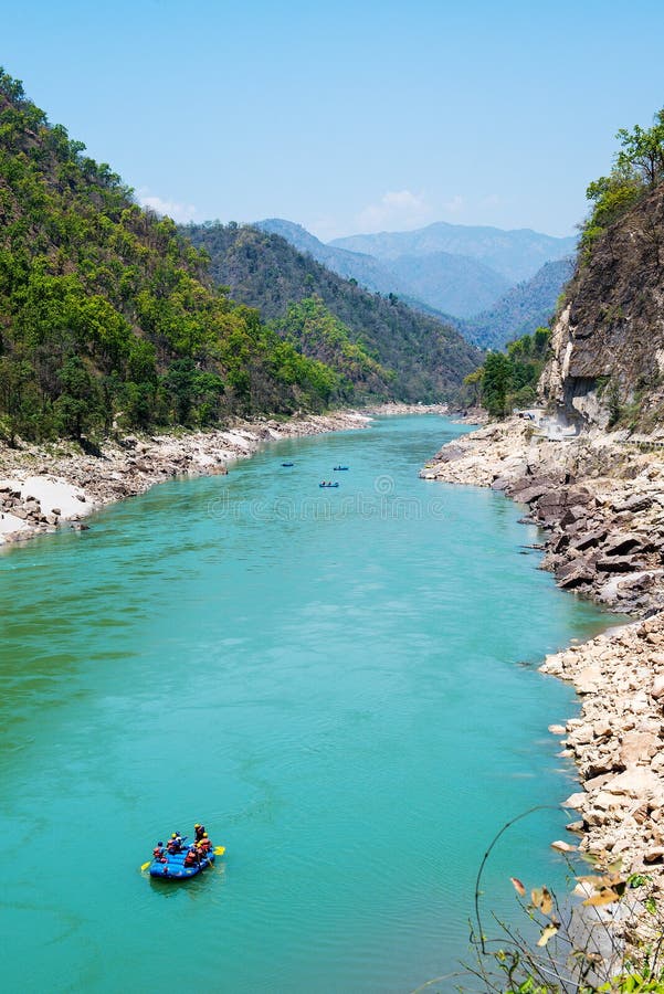 Gruppe River Valley und Boot nahe Rishikesh flößen lizenzfreies stockbild Gruppe River Valley und Boot nahe Rishikesh flößen lizenzfreies stockbild