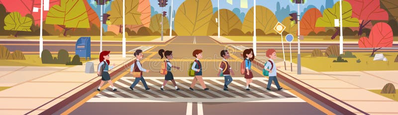 Gruppe Schulkinder, die Straße auf Zebrastreifen mit Ampeln kreuzen