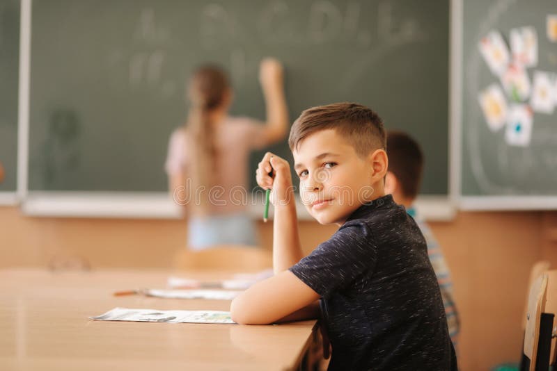 Gruppe Schulkinder mit Stiften und Notizbücher, die Test in Klassenzimmer schreiben Ausbildung, Volksschule, lernend und lizenzfreies stockbild Gruppe Schulkinder mit Stiften und Notizbücher, die Test in Klassenzimmer schreiben Ausbildung, Volksschule, lernend und lizenzfreies stockbild