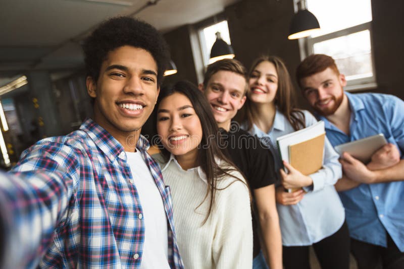 Gruppe selfie von glücklichen Internationalen Studenten stockfoto