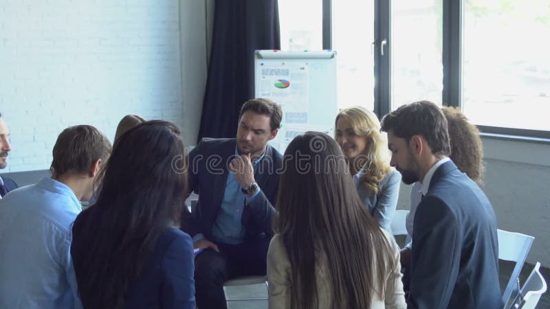 Gruppe Sitzung- über Brainstormingdes erfolgreiches Mischungs-Geschäftsleute Rennen-Team Planning New Strategy Together in der Ch