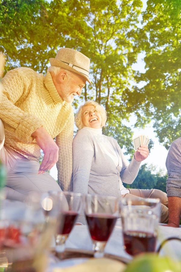 Gruppe Spielkarten der älteren Leute im Sommer lizenzfreie stockfotos Gruppe Spielkarten der älteren Leute im Sommer lizenzfreie stockfotos