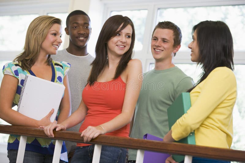 Gruppe Studenten auf Campus lizenzfreie stockbilder Gruppe Studenten auf Campus lizenzfreie stockbilder