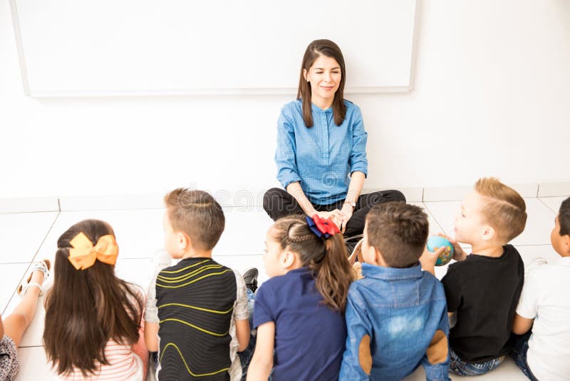 Gruppe Studenten in einem Vorschulklassenzimmer stockbild Gruppe Studenten in einem Vorschulklassenzimmer stockbild