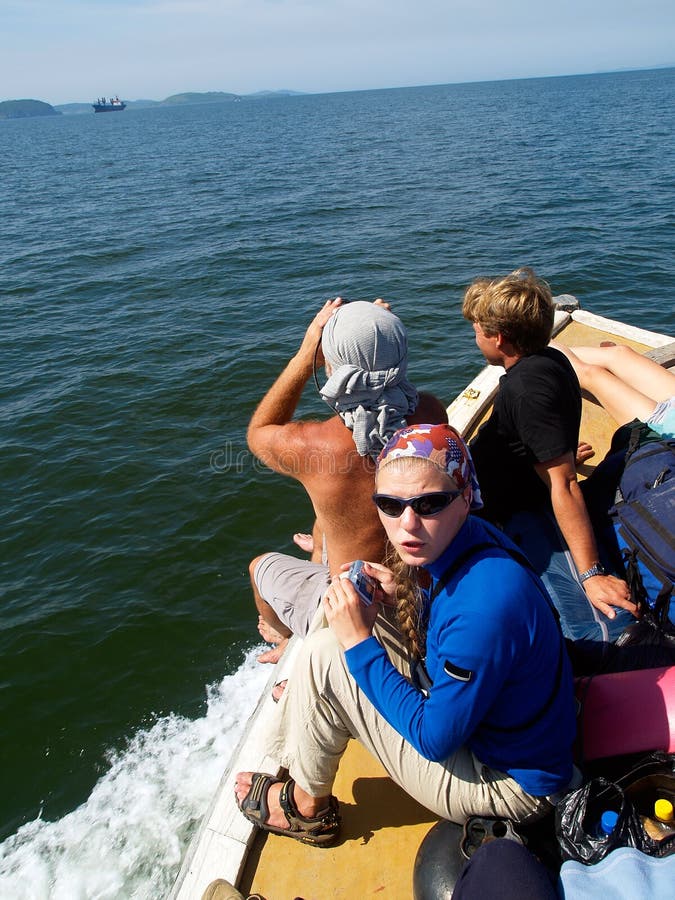 Gruppe Touristen auf Motorboot